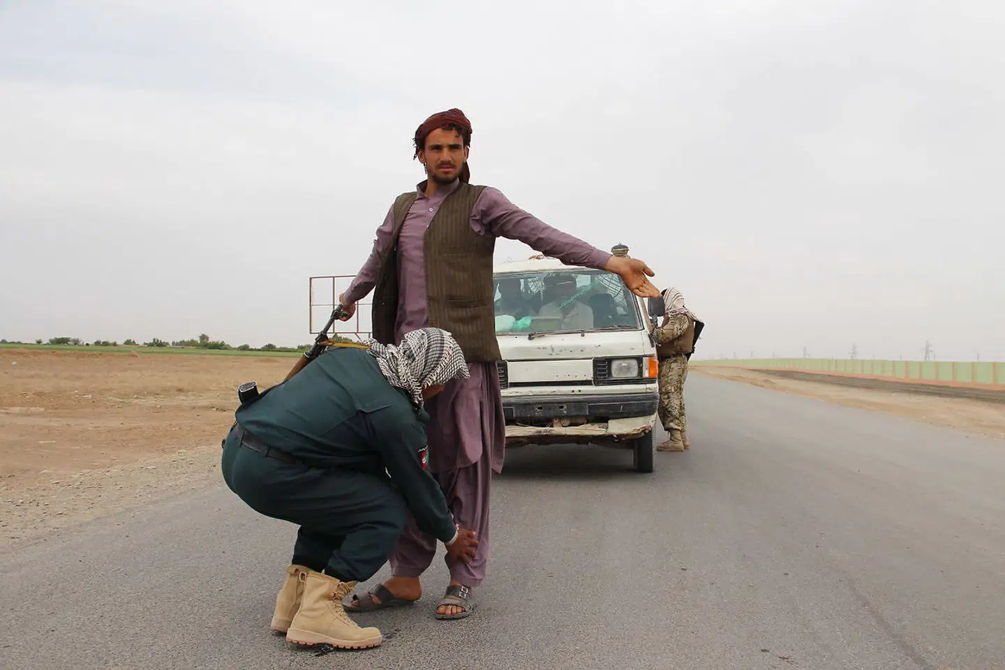 Afghanske sikkerhedsstyrker tjekker folk ved et checkpoint i Helmand-provinsen i april 2021. EPA/WATAN YAR