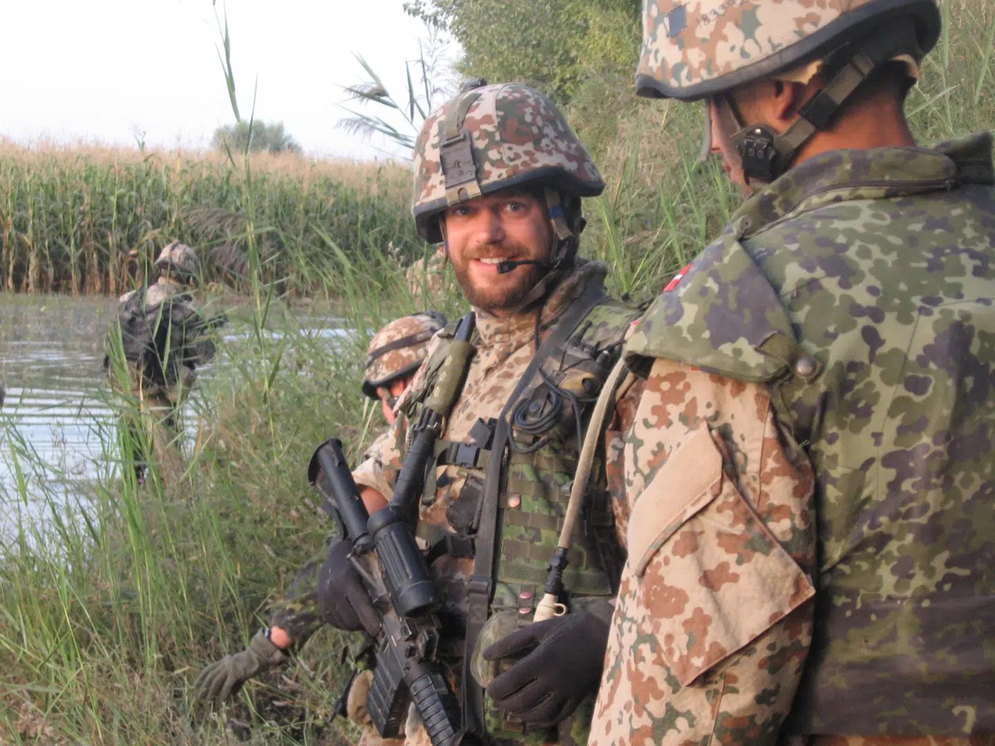 Marcus Knuth på patrulje i majsmarkerne i Helmand-provinsen. Om foråret er afgrøden valmuer. Privatfoto