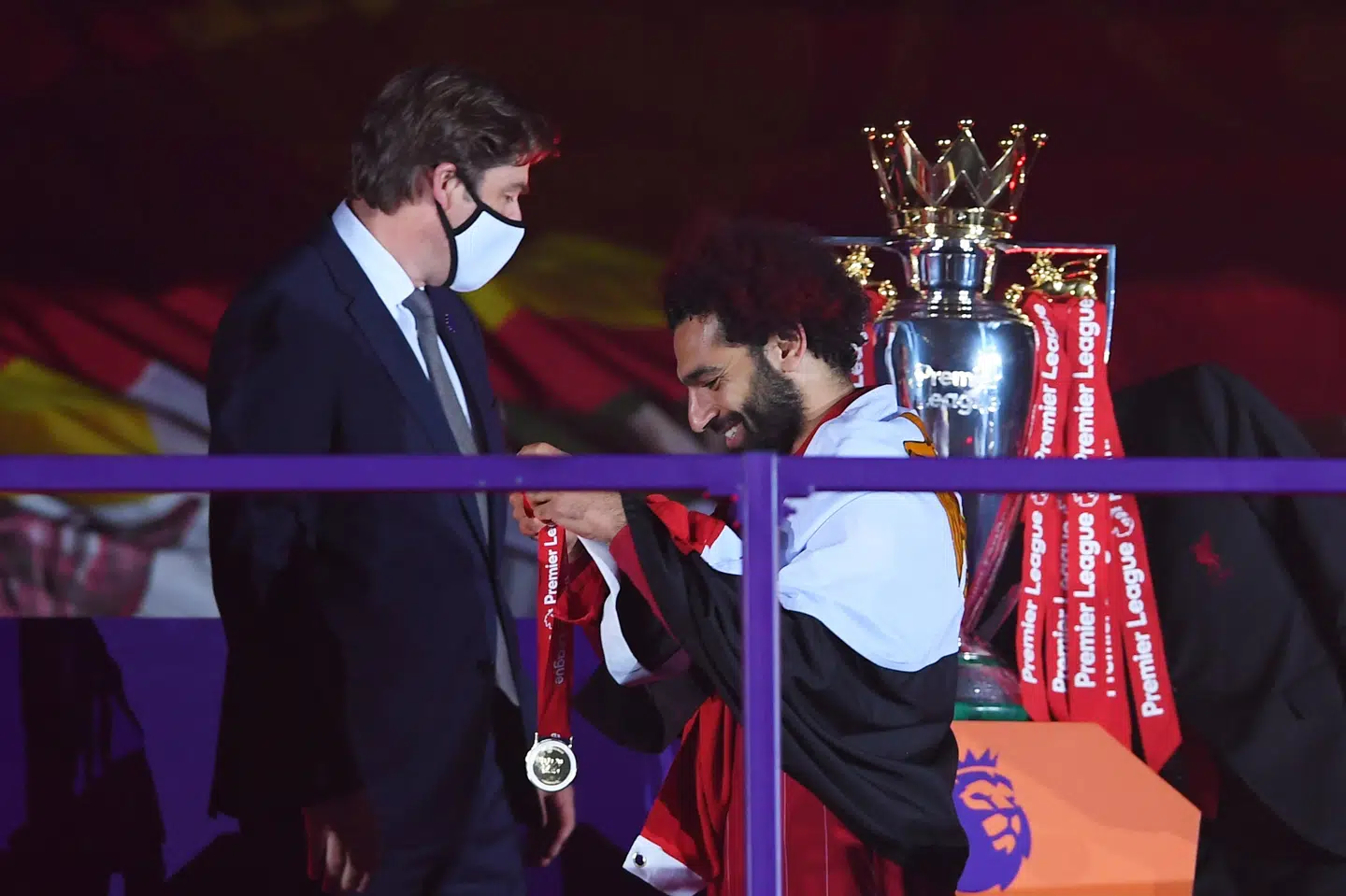 Premier League-direktør Richard Masters (tv.) - her sammen med Liverpools Mohamed Salah - vil rette fokus mod onlineracisme. Laurence Griffiths/Reuters