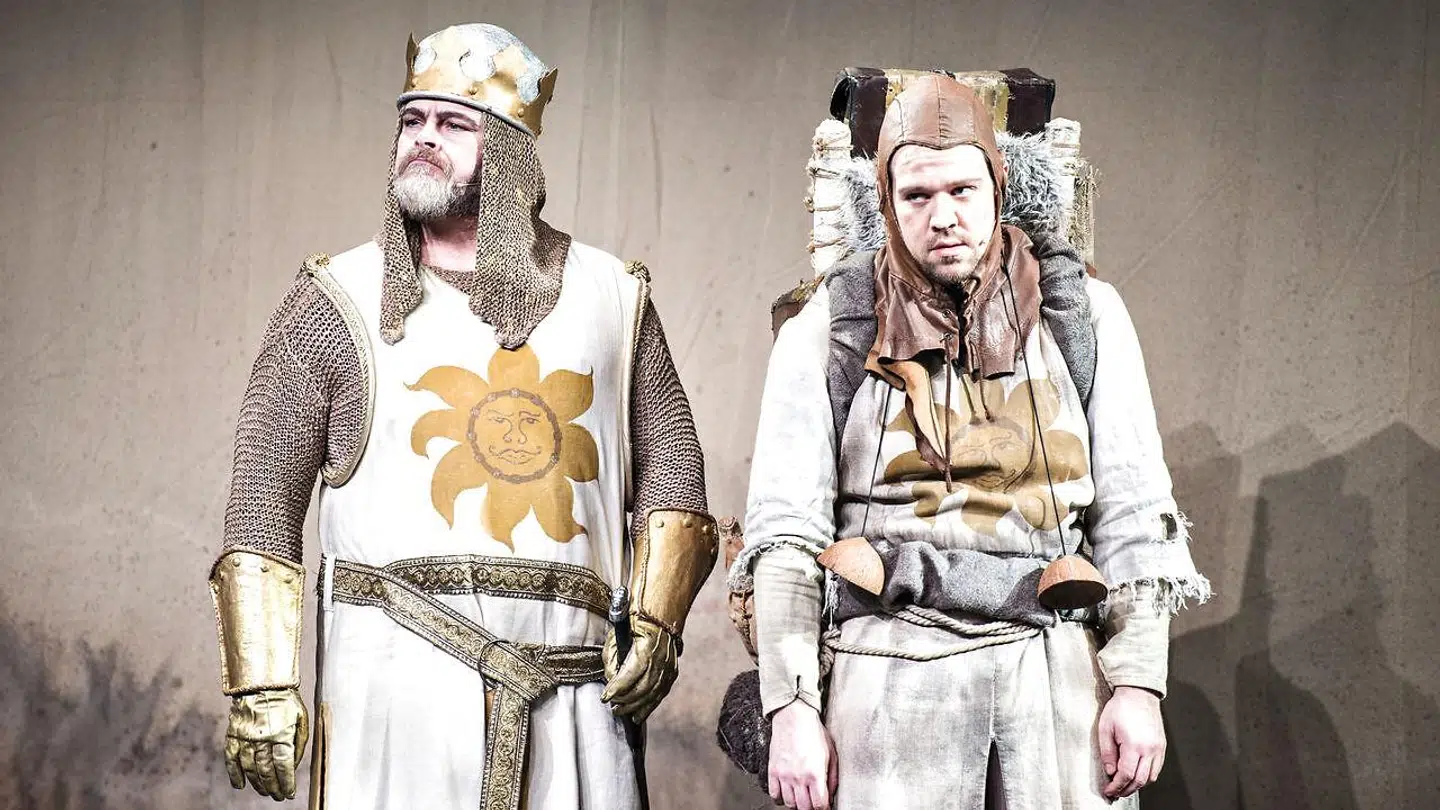 Medvirkende i 'Spamalot' er blandt andre Stig Rossen og Thomas Warberg. Her ses Warberg med rygsækken. (Foto: Ida Guldbæk Arentsen/Scanpix 2017)