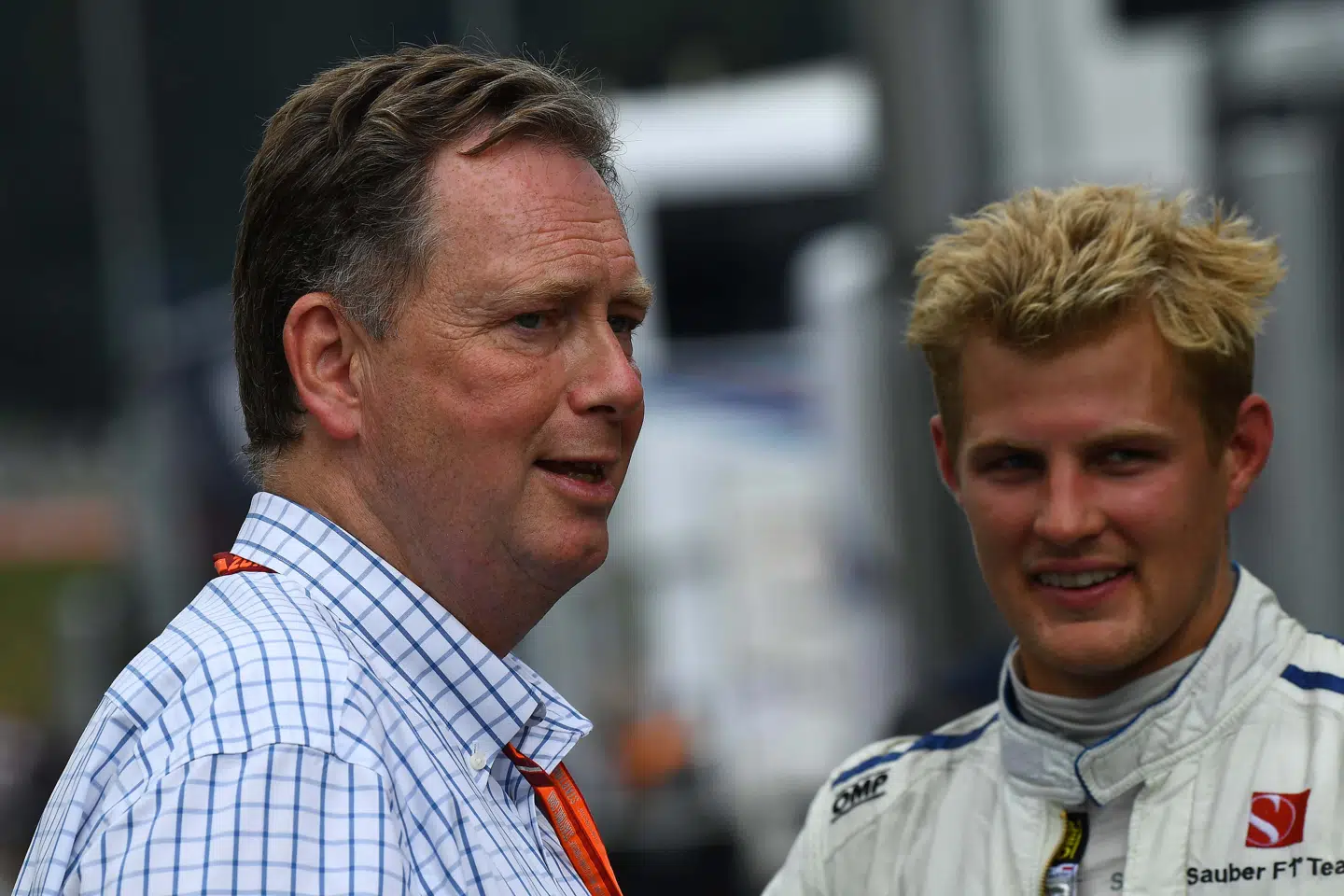 Svenske Finn Rausing købte sig ind i Sauber-teamet, der nu hedder Alfa Romeo, for at sikre Marcus Ericsson (t.h.) en plads i Formel 1.