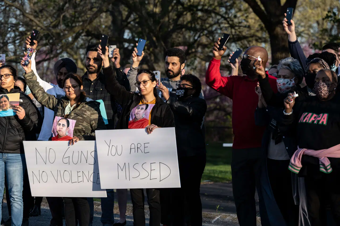Pårørende mindes de dræbte i torsdagens masseskyderi ved en mindehøjtidelighed i Krannert Park i Indianapolis lørdag. Jon Cherry/Ritzau Scanpix