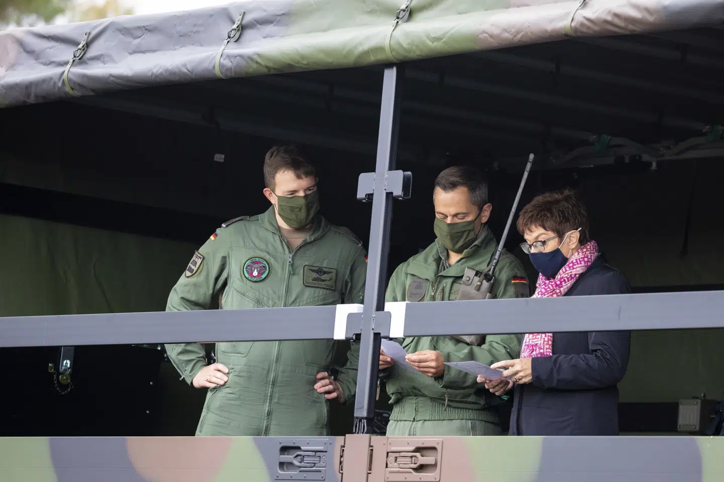 Tyskland er forpligtet til at modtage afghanere, der har arbejdet sammen med tyske styrker i Afghanistan, siger forsvarsminister Annegret Kramp-Karrenbauer (th). (Arkivfoto). Moritz Frankenberg/Ritzau Scanpix