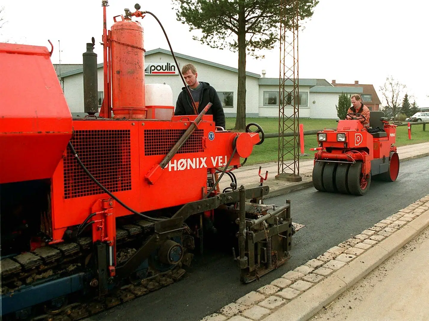 Arkiv: Phønix Contractors i færd med at lægge asfalt på Sdr. Ringvej i Kolding.