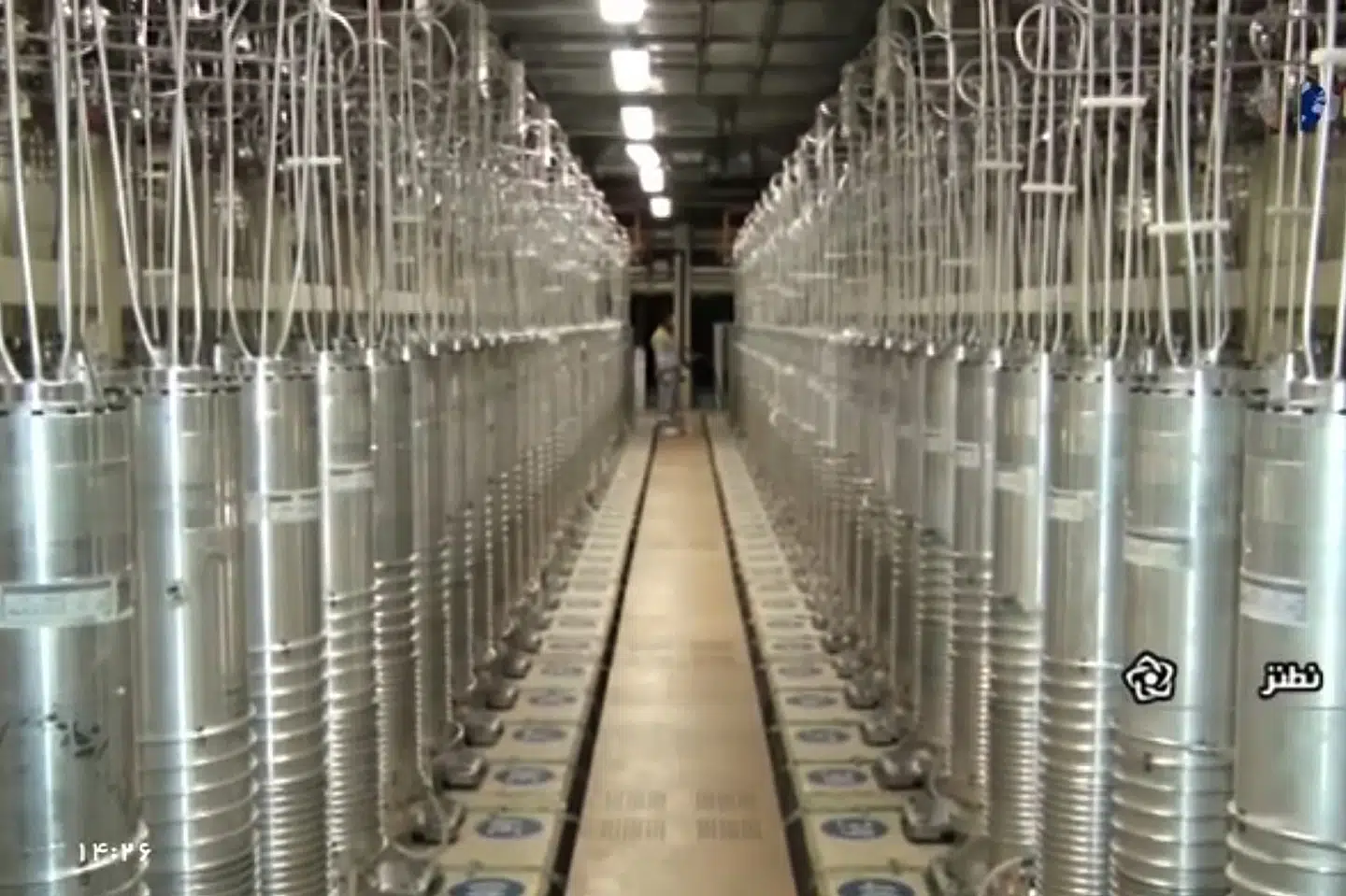 Centrifuger, der bruges til at berige uran, står på lange rækker i Natanz-anlægget, hvor Iran har skruet op for berigelsen af uran. Billedet er fra en optagelse vist på statsligt iransk tv. Uncredited/Ritzau Scanpix