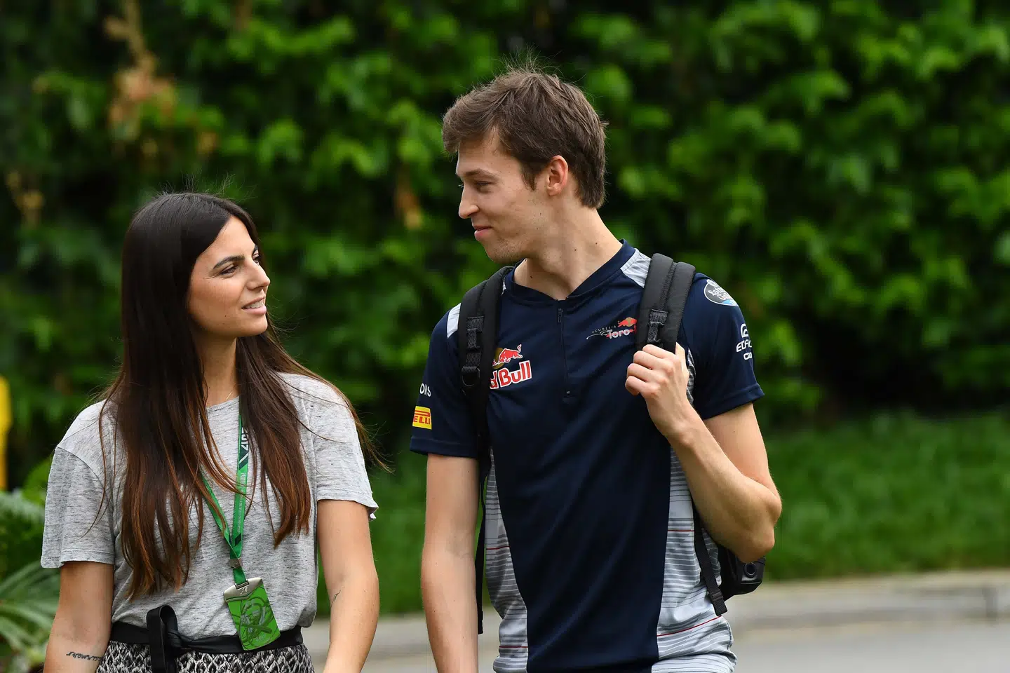 Kelly Piquet med sin tidligere kæreste Daniil Kvyat - nu danner hun par med Max Verstappen.