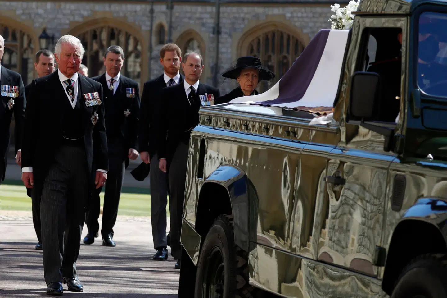 Prins Charles (t.v.) følger sammen med sine familiemedlemmer efter bilen, der bringer hans fars kiste til St. George's Chapel i Windsor Castle, hvor prins Philip lørdag stedes til hvile. Alastair Grant/Ritzau Scanpix