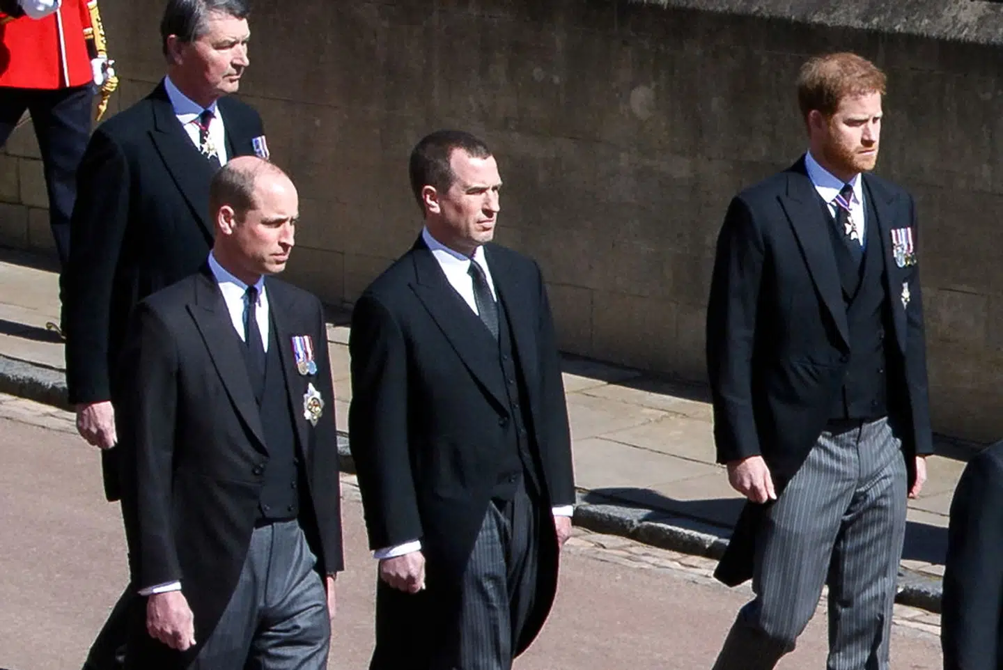 Prinsebrødrene talte kort sammen efter begravelsen.