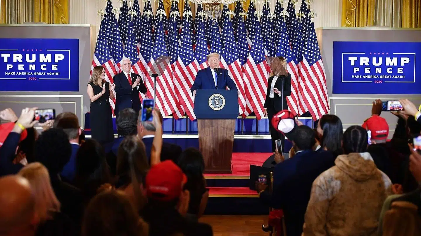 Donald Trump holdt en dundertale med beskyldninger om valgsvindel foran sine ministre, ambassadører og støtter 4. november 2020.