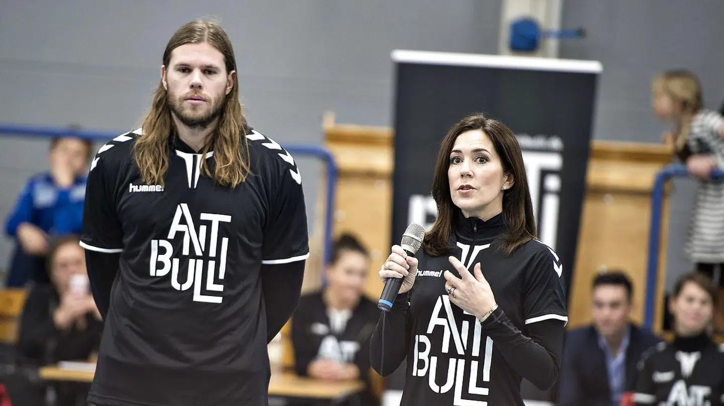 Kronprinsessen og Mikkel Hansen sammen om at promovere kampen mod mobning. (foto: Henning Bagger / Scanpix 2017)