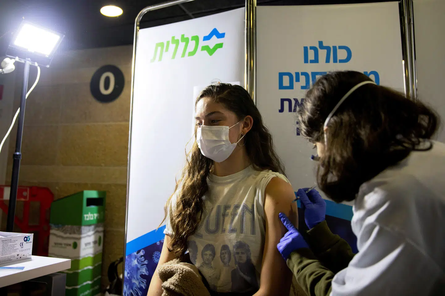 En ung kvinde vaccineres på et sportscenter i Jerusalem. Israel er foreløbig det eneste land, der har haft held til at gennemføre massevaccinationer mod covid-19 og nærmer sig flokimmunitet. Ronen Zvulun/Reuters
