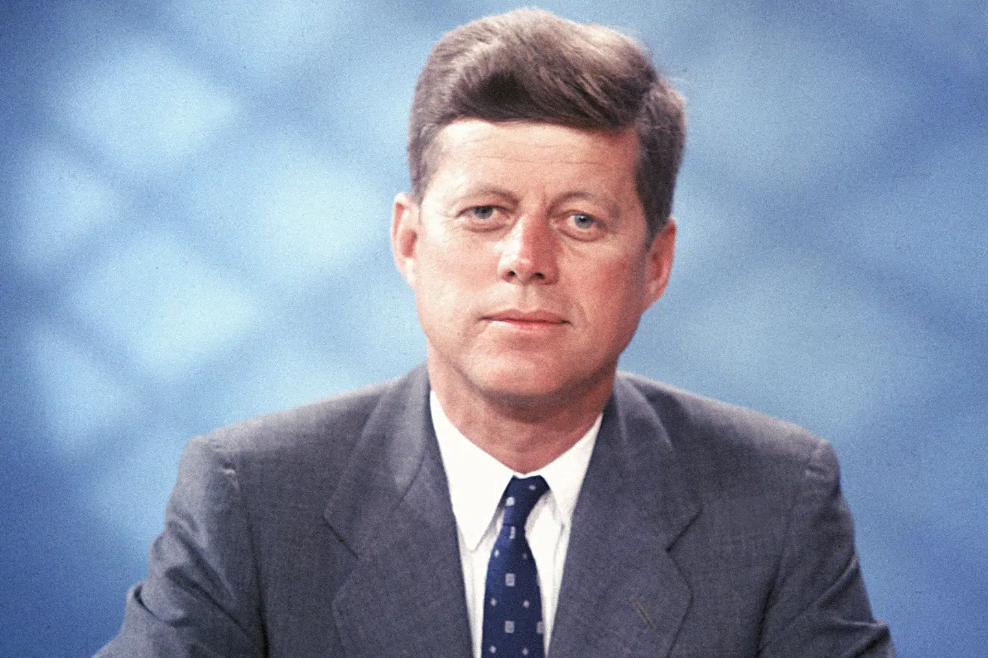 USA's daværende præsident John F. Kennedy havde under sin præsidentvalgkamp lovet af fjerne det kommunistiske styre i Cuba, der ligger få hundrede kilometer fra Florida. Kennedy støttede derfor i al hemmelighed et forsøg fra eksilcubanere på at vælte styret og dets leder, Fidel Castro. Unknown/Ritzau Scanpix