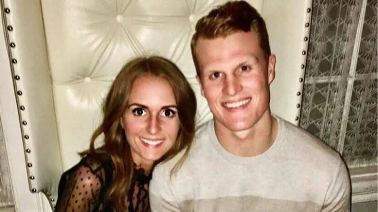 NHL-spilleren Colby Cave døde sidste år som følge af en hjerneblødning. Nu har hans enke Emily Cave valgt at droppe sociale medier, fordi beskederne er blevet for hårde.