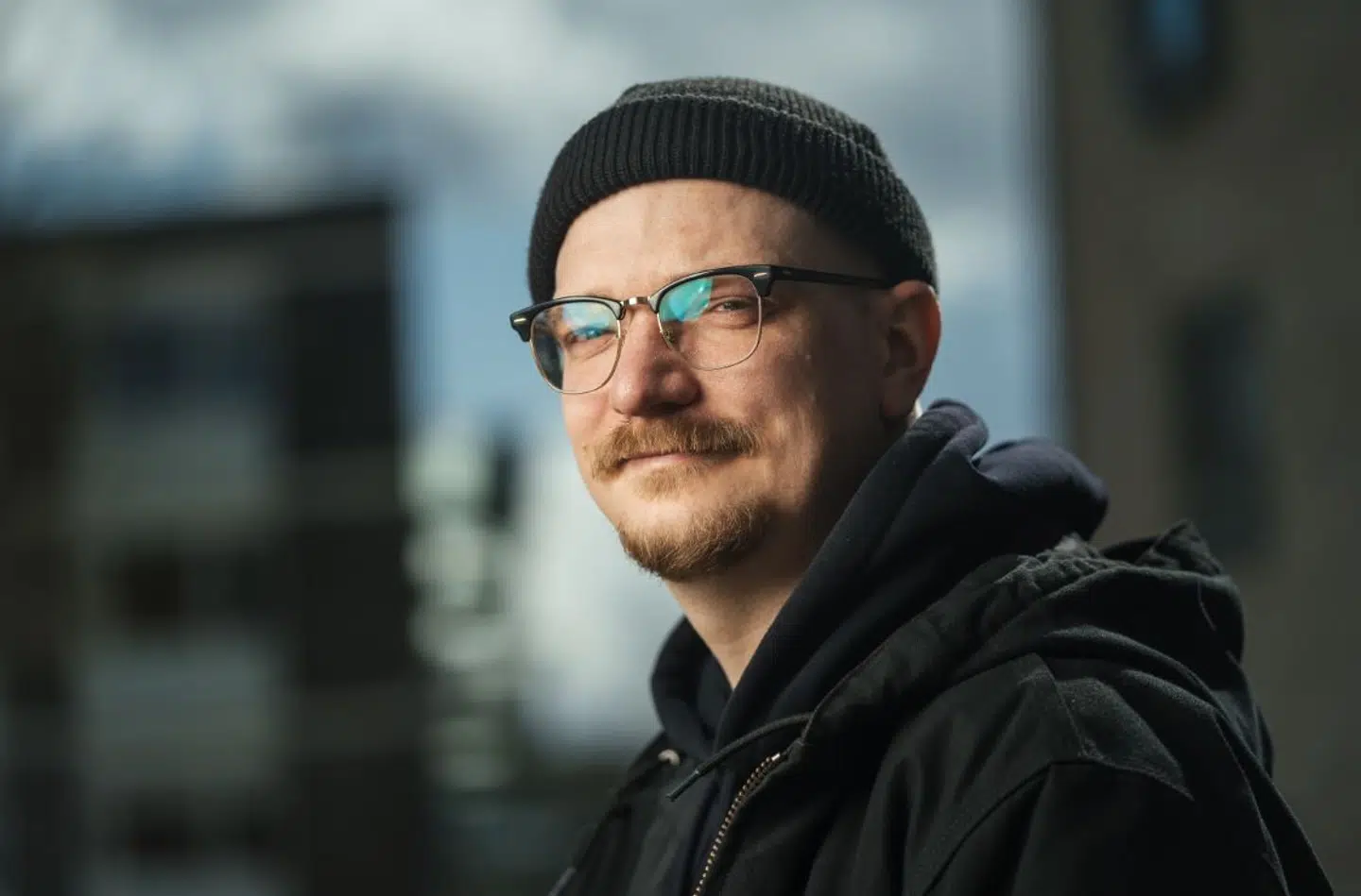 Sune Bjørn Kuhberg investerer mere end halvdelen af sin udbetalte løn hver måned.