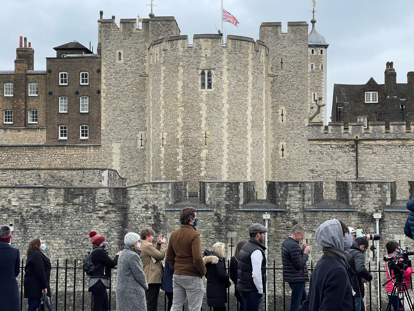 Lørdag flages på halv stang alle steder i Storbritannien. Ligesom den 9. april, hvor prins Philip døde.
