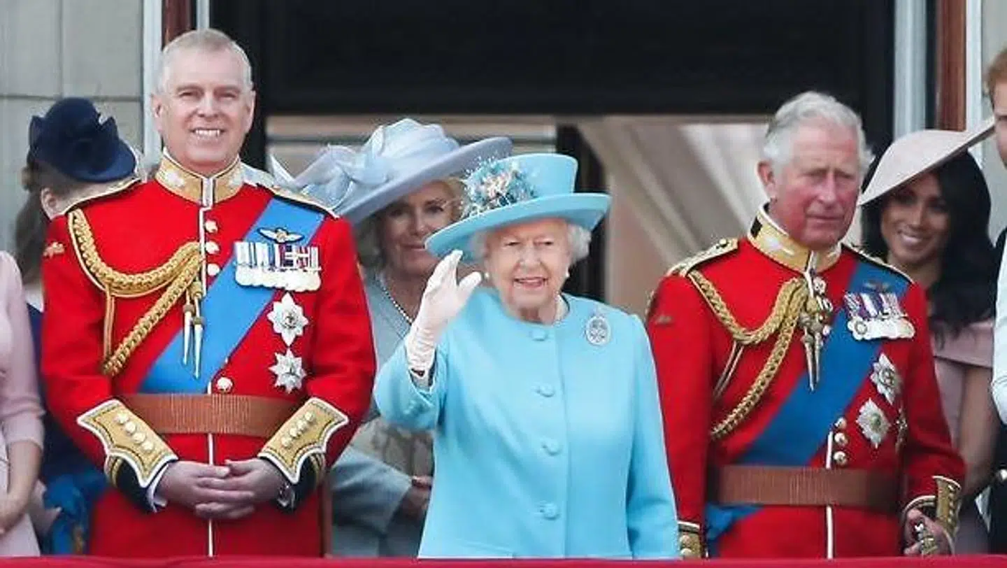 Prins Andrew, der her ses ved siden af dronningen, må undvære sin militære uniform ved prins Philips begravelse.
