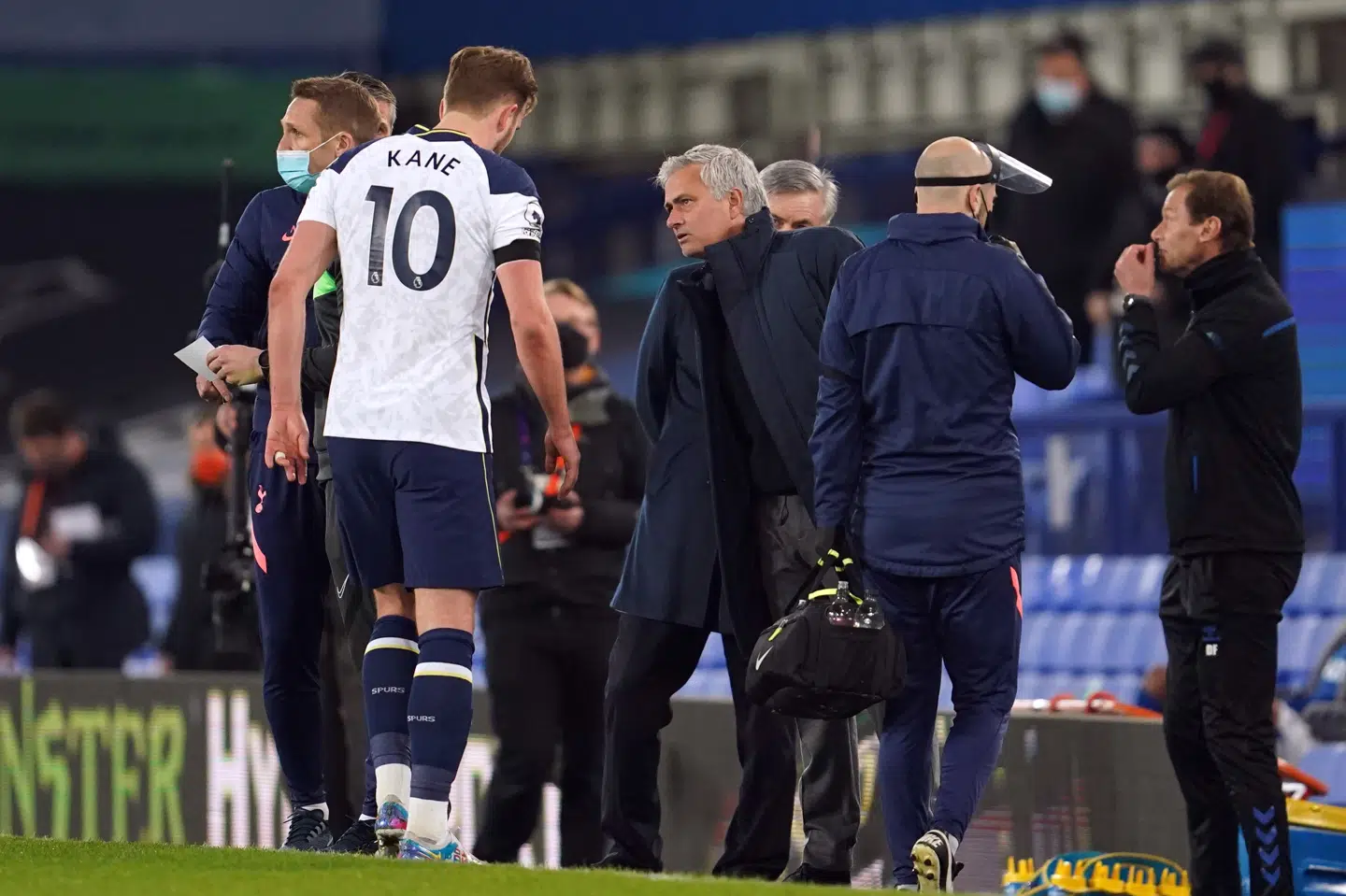 Harry Kane måtte gå haltende fra banen efter at have scoret to mål mod Everton. Jon Super/Reuters