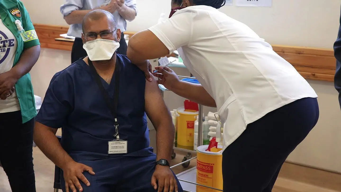 Sundhedspersonale modtager her vaccinen fra Johnson og Johnson i Cape Town i Sydafrika. Det var før, vaccinen blev sat på pause.