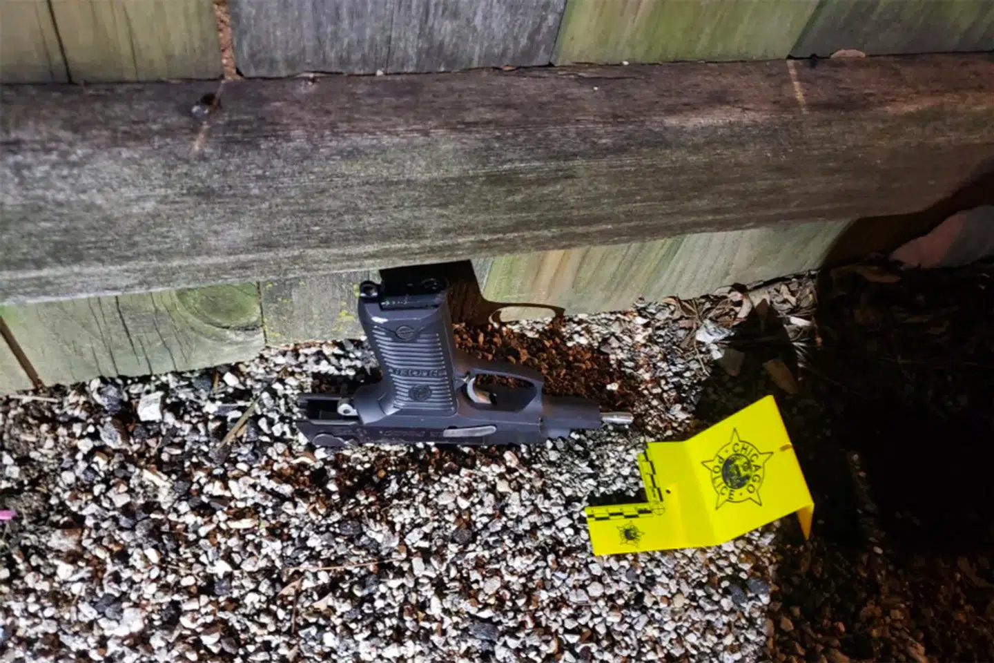 Den pistol, der blev fundet af politiet, som Adam Toledo angiveligt har smidt fra sig.