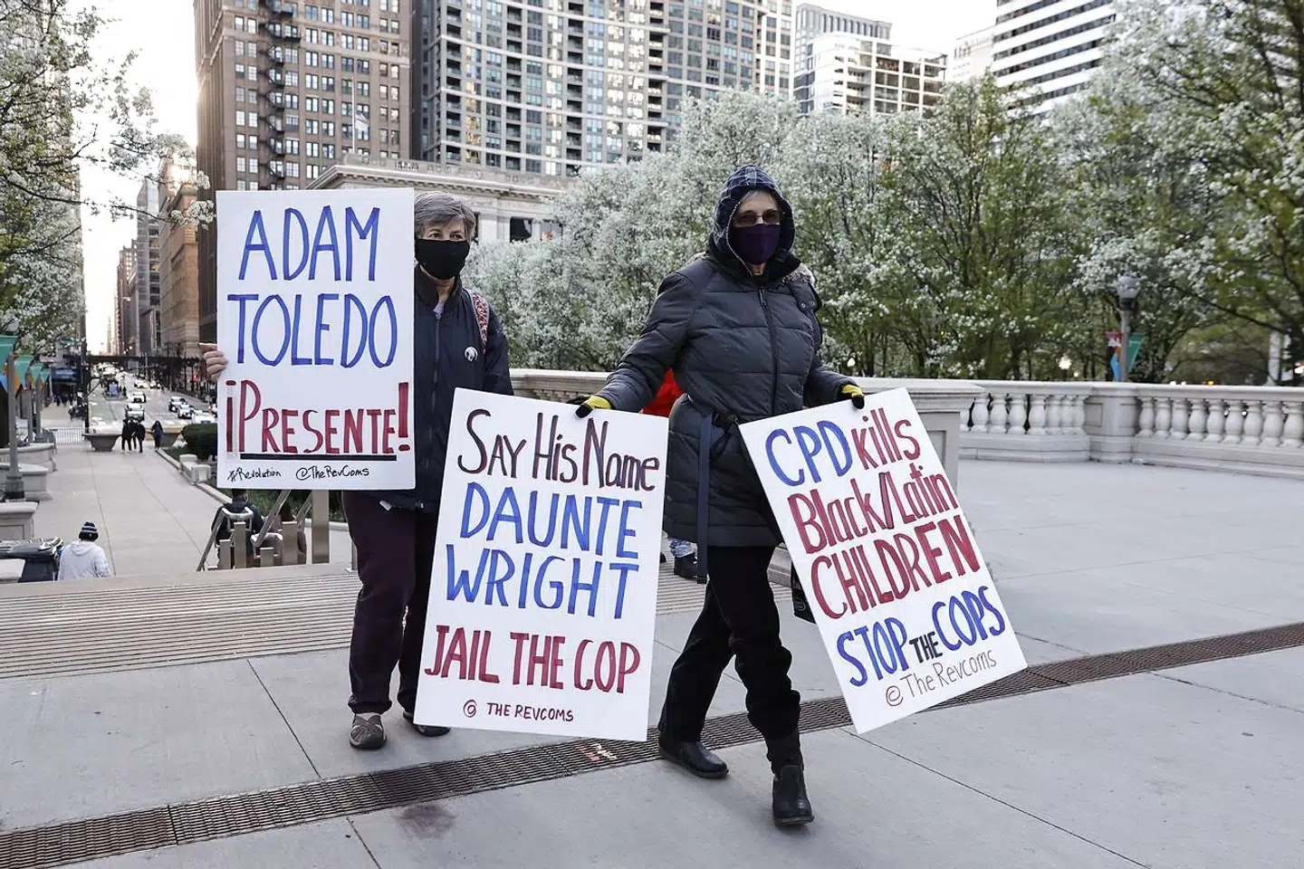 Kvinder bærer skilte, som protesterer mod drabet på den 13-årige Adam Toledo i Chicago.
