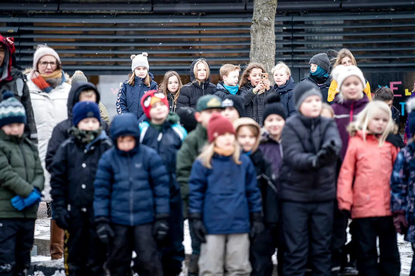 Skolebørnene bør håbe på godt vejr i den kommende tid. 5-8 klasserne skal nemlig være udenfor halvdelen af skoletiden. Skulle skolerne genåbne normalt, så ville det simpelthen øge smittetrykket for meget.