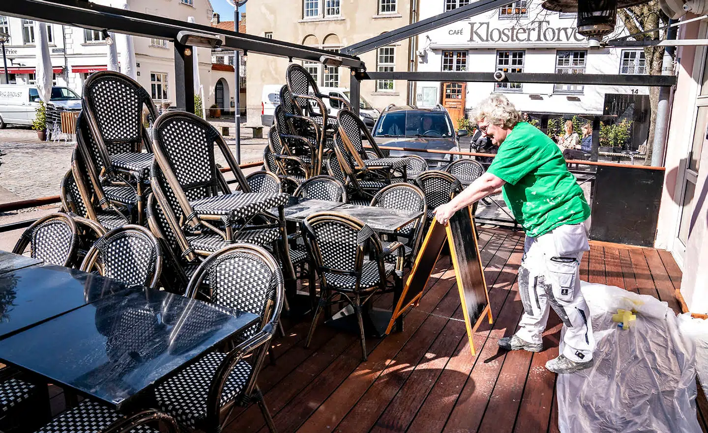 Stole og borde er klar til udendørs servering på CW Obels Plads i Aalborg, 16. april 2021. Restauranter og caféer kan igen byde gæster velkommen indenfor fra den 21. april.