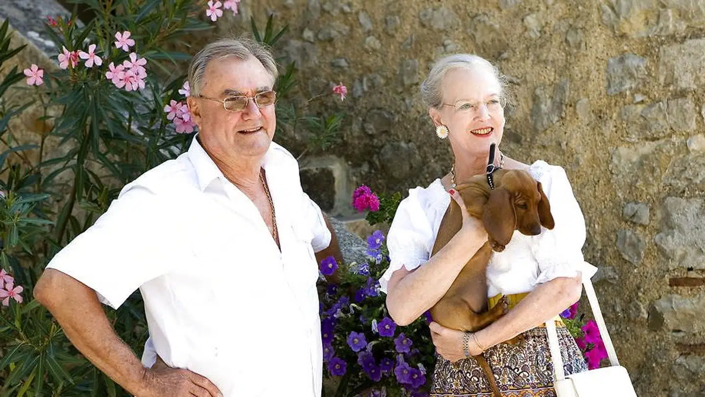 Det franske sprog er blevet lidt rustent efter, at prins Henrik er gået bort. Her ses han med Dronningen under et pressemøde på Chateau de Cayx.