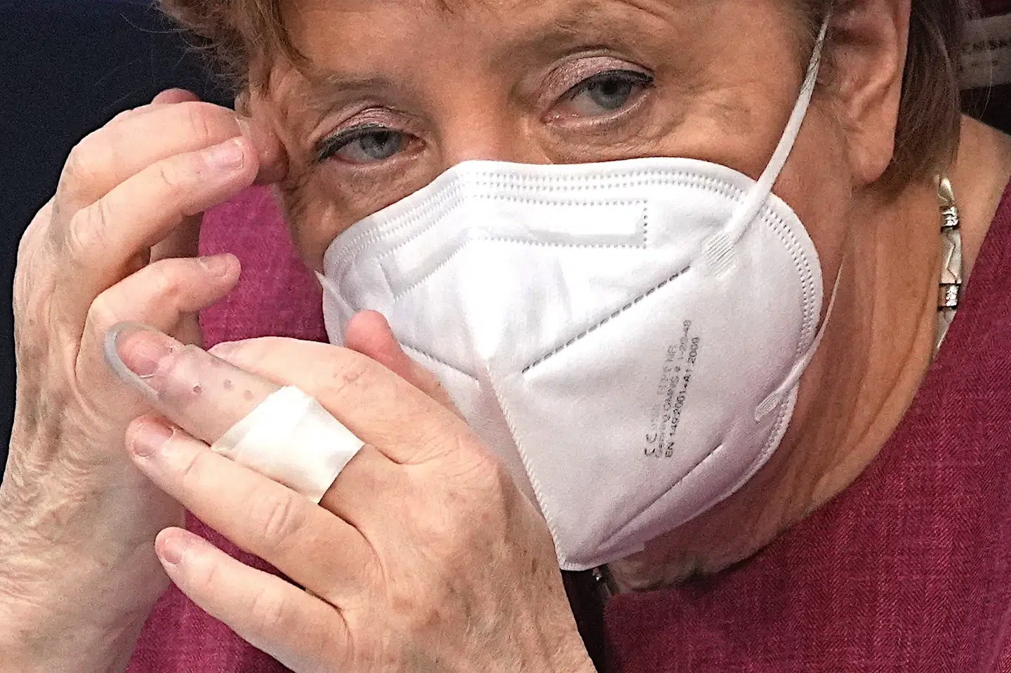 Tysklands forbundskansler, Angela Merkel, under en debat i Forbundsdagen fredag - dagen, hvor hun også fik sin første af to vaccinedoser. Michael Kappeler/Ritzau Scanpix