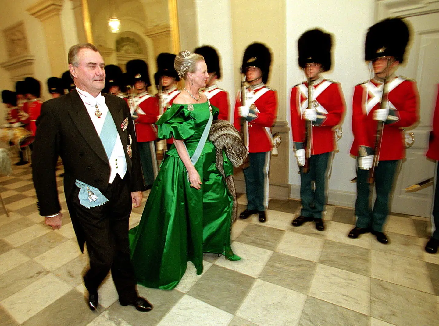 Prins Henrik og dronning Margrethe til hofbal i 1998.