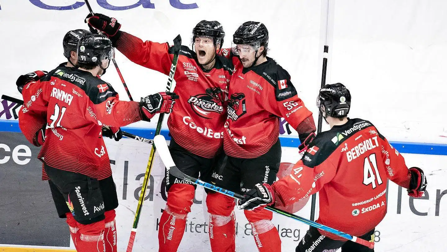 Aalborg Pirates’ Julian Jakobsen (i midten), en af Metal Ligaens største profiler, har scoret i semifinalen mod Esbjerg Energy. Den nordjyske playmaker kan også få en nøglespiller i finalen mod Rungsted Seier Capital.