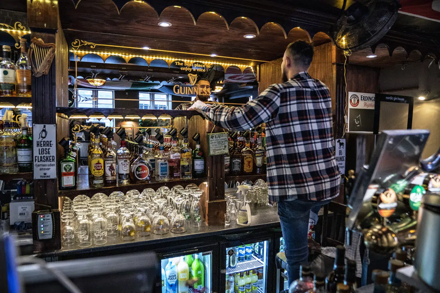 Fra 21. april må barer og restauranter igen servere mad- og drikkevarer for deres gæster både inden- og udendørs. Genåbningen giver god mening set i lyset af den gunstige udvikling i epidemien, mener ledende overlæge Lars Østergaard. Henning Bagger/Ritzau Scanpix