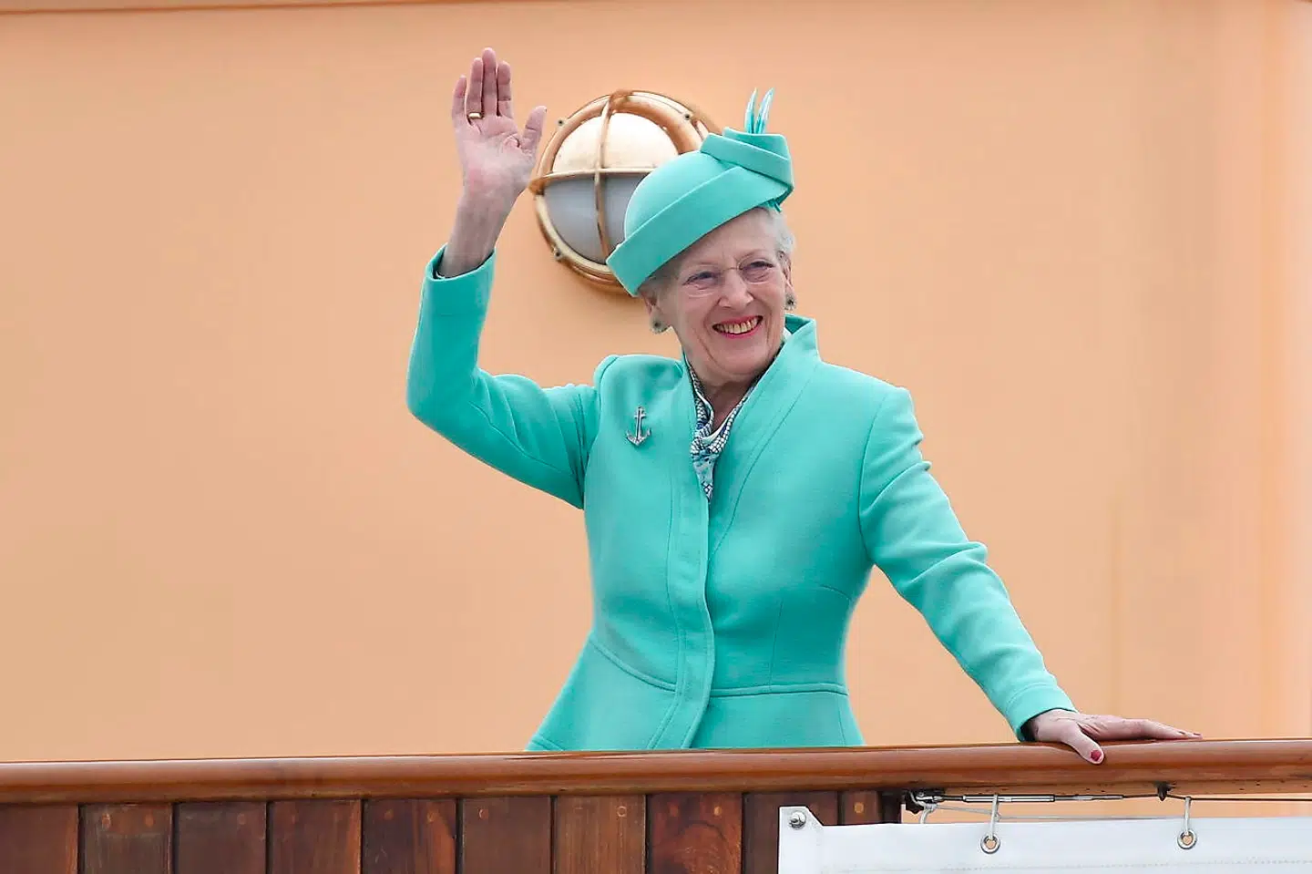 (ARKIV) Dronning Margrethe på sommertogt med Kongeskibet Dannebrog i Nyborg Kommune, fredag 31. maj 2019. Dronningens planlagte sommertogt med Kongeskibet Dannebrog til Anholt 3. juni og Aarhus Kommune 5.-6. juni aflyses. Begge kommuner planlægger i samarbejde med Kongehuset at gennemføre besøgene i forsommeren 2021. Alle aktiviteter for Dronningen og den kongelige familie i forbindelse med markeringen af 100-året for Genforeningen af Danmark og Sønderjylland i juli måned aflyses. Kongehusets deltagelse i markeringen skulle være foregået i dagene 9.-12. juli. Her var det blandt andet planen, at Dronningen og den kongelige familie skulle have besøgt området ad den samme rute, som Majestætens farfar, Christian 10., havde fulgt 100 år tidligere. Det aflyste besøg vil blive gennemført med Genforeningsdagen 15. juni 2021 som omdrejningspunkt. Det skriver Kongehusets kommunikationsafdeling i en pressemeddelelse, tirsdag 7. april 2020. (Foto: Mads Claus Rasmussen/Ritzau Scanpix)