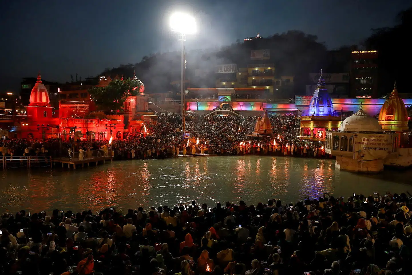Folk samles for at bede nær Ganges.