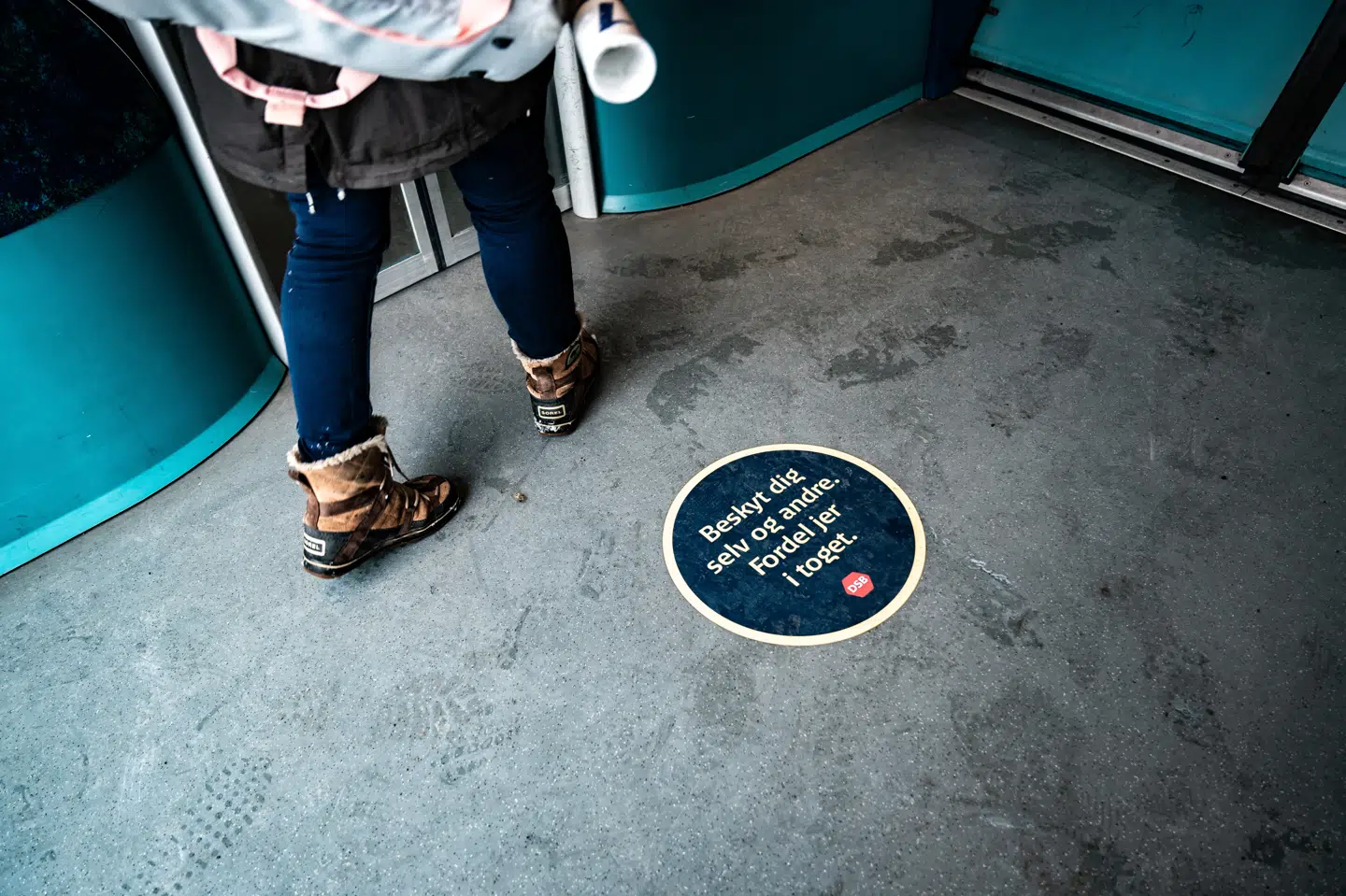 Sundhedsstyrelsen har fredag ændret anbefalingen om afstand i det offentlige rum. I januar blev den hævet fra én til to meter. Men nu går det så godt med epidemikontrollen, at vi kan vende tilbage til én meter, lyder det fra styrelsen. (Arkivfoto). Emil Helms/Ritzau Scanpix