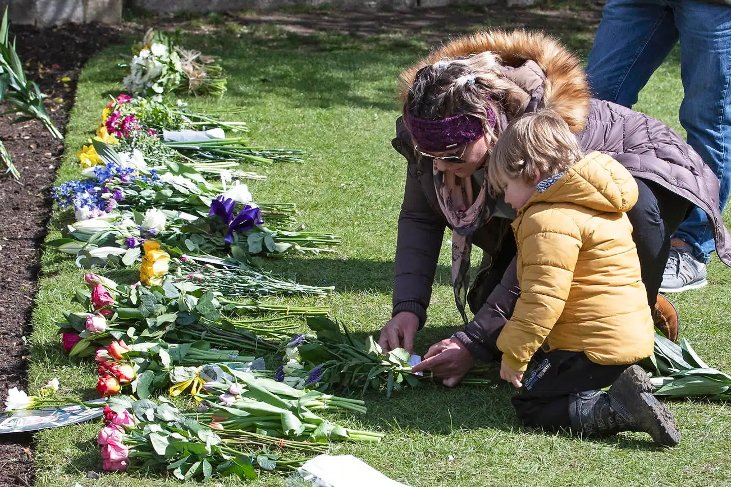 Sørgende lægger blomster udenfor Windsor Castle, hvor prins Philip ligger indtil begravelsen på lørdag. Foto: EPA/Joshua Bratt