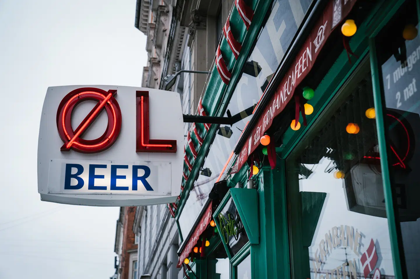 Jernbane Caféen ved Hovedbanegården i København og andre barer og værtshuse kan åbne fra 21. april som følge af en politisk aftale torsdag aften. (Arkivfoto) Emil Helms/Ritzau Scanpix