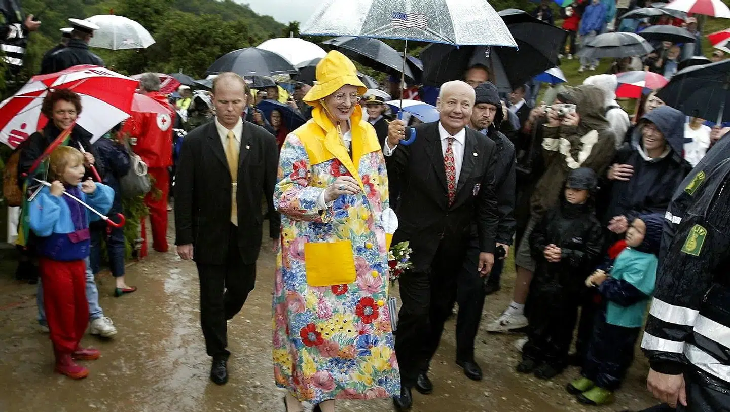 Dronning Margrethe iført regntøj under Rebild-fest i 2002.