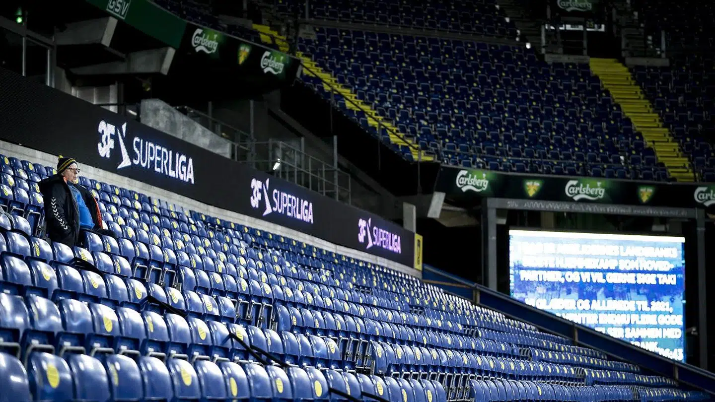 Det er fra den 21. april slut med tomme tribuner.