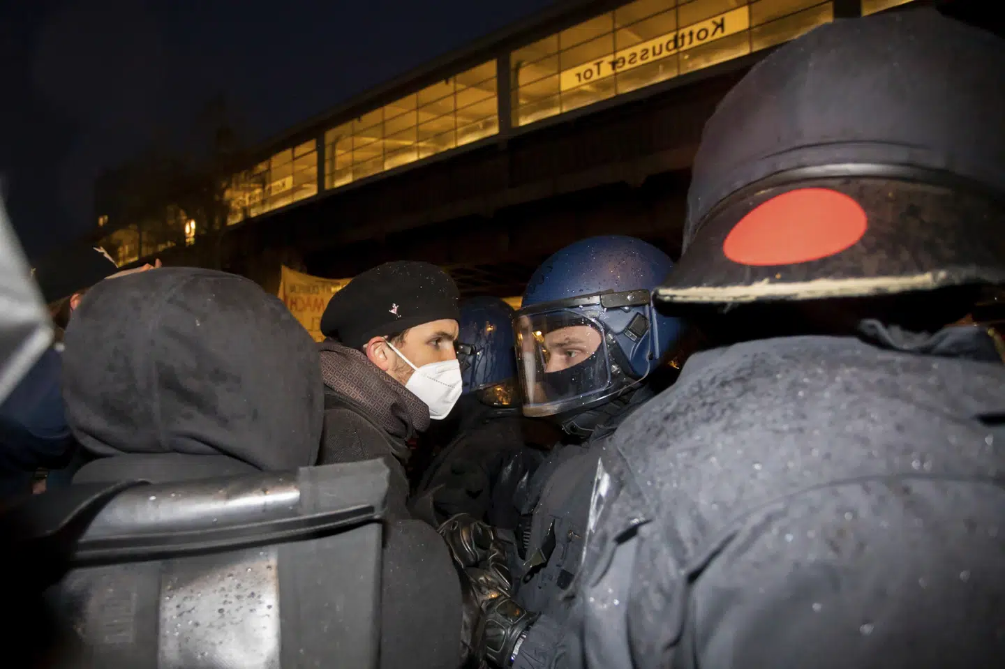 Tysk politi og demonstranter stødte sammen torsdag aften ved Kottbusser Tor i Berlin ved en demonstration mod huslejestigninger i den tyske hovedstad. Christoph Söder/Ritzau Scanpix