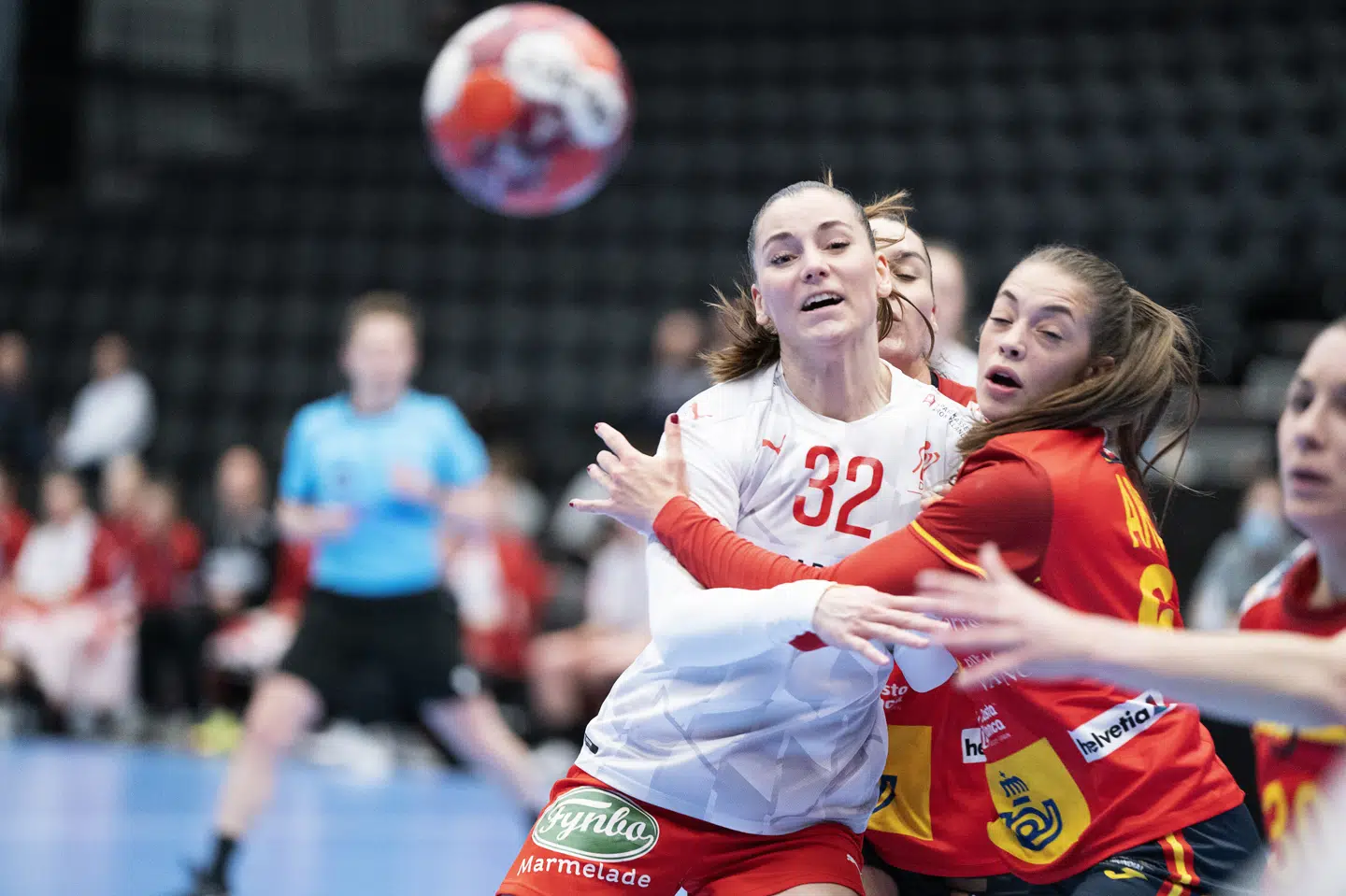 Den danske bagspiller Mie Højlund blev tacklet af spanieren Paula Arcos, men nåede at få sendt en afslutning mod mål. Danmark endte med at vinde kampen knebent. Claus Bech/Ritzau Scanpix