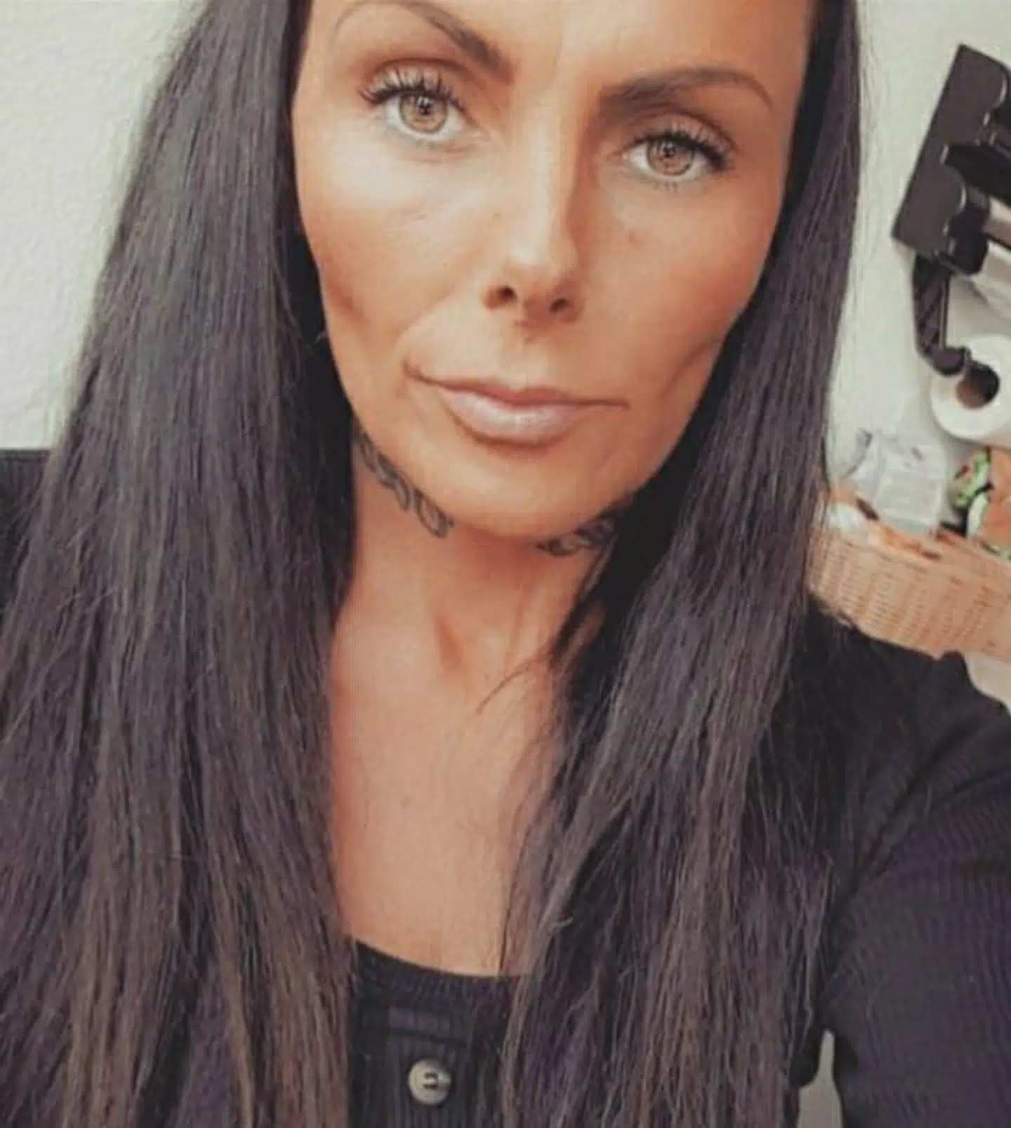 Et billede af Jannie Rosa Hansen, der føler sig magtesløs, efter hendes tre døtre er blevet truet med kniv af en 11-årig dreng i deres lokalkvarter.