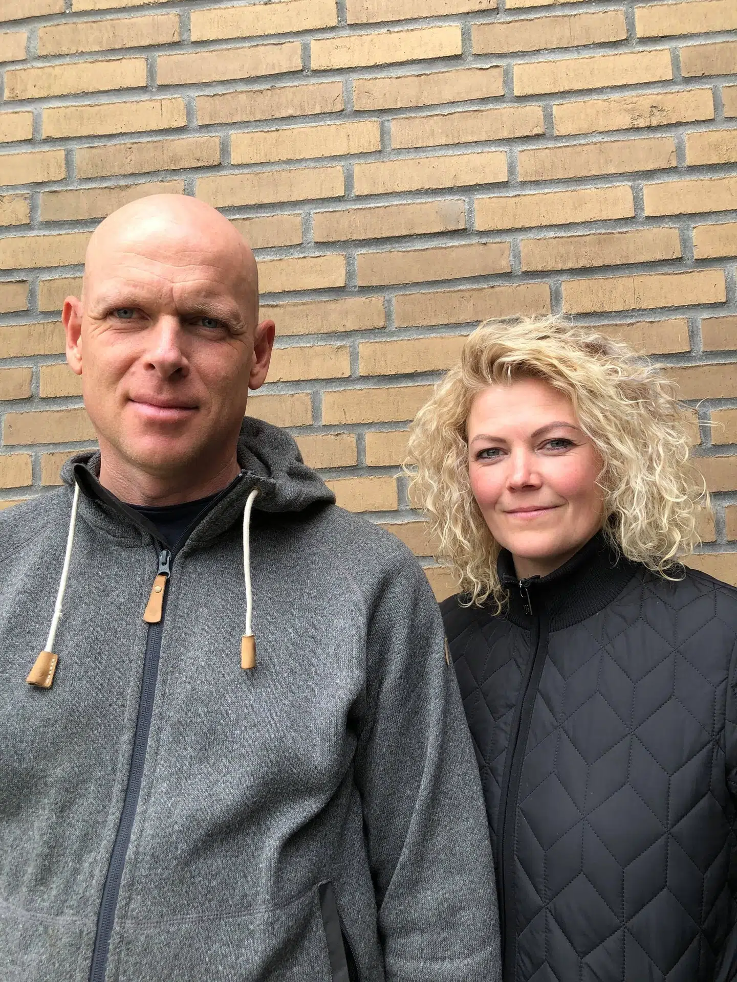Bjarne og Marianne Høj Ahlers er ikke trygge ved, at deres tre børn skal lege ved siden af en asbestbyggeplads. Foto: Privat.