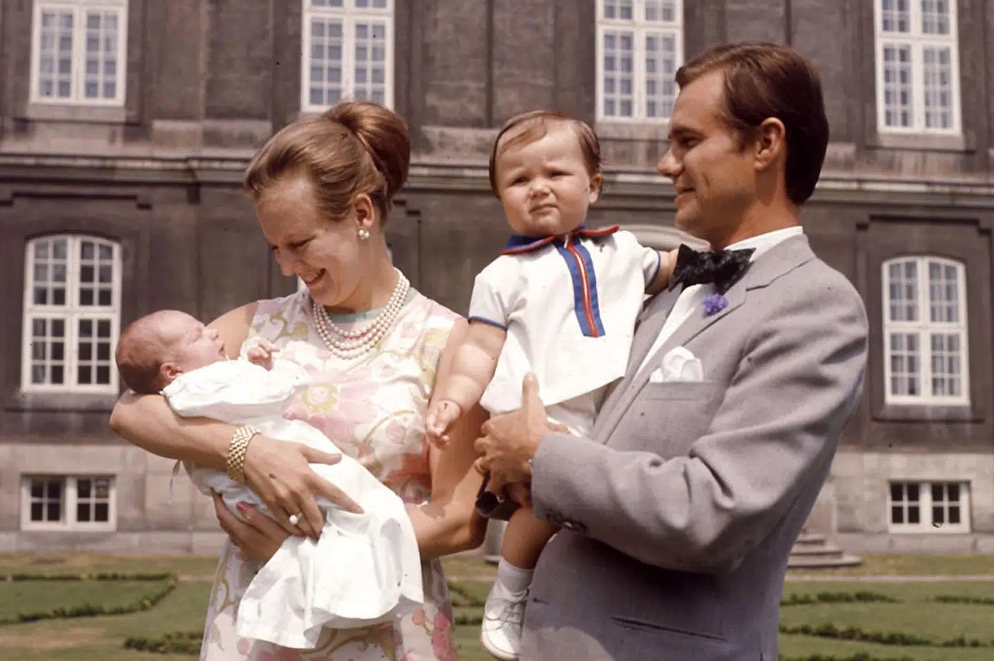 En stolt tronfølger viser den nye lille prins frem. Blot to år senere måtte Margrethe tilsidesætte familielivet.