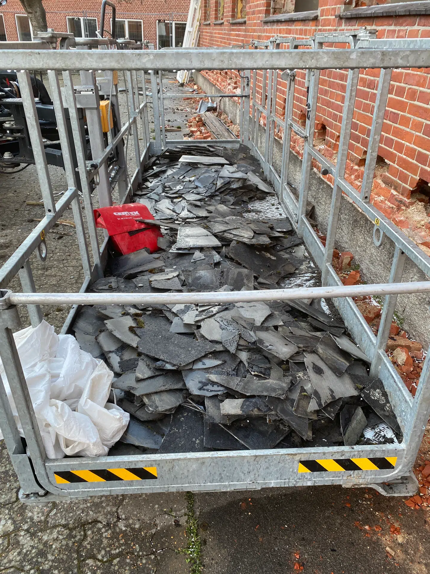 Tagplader fra byggepladsen, hvor der arbejdes med giftigt materiale . Foto: Privat.