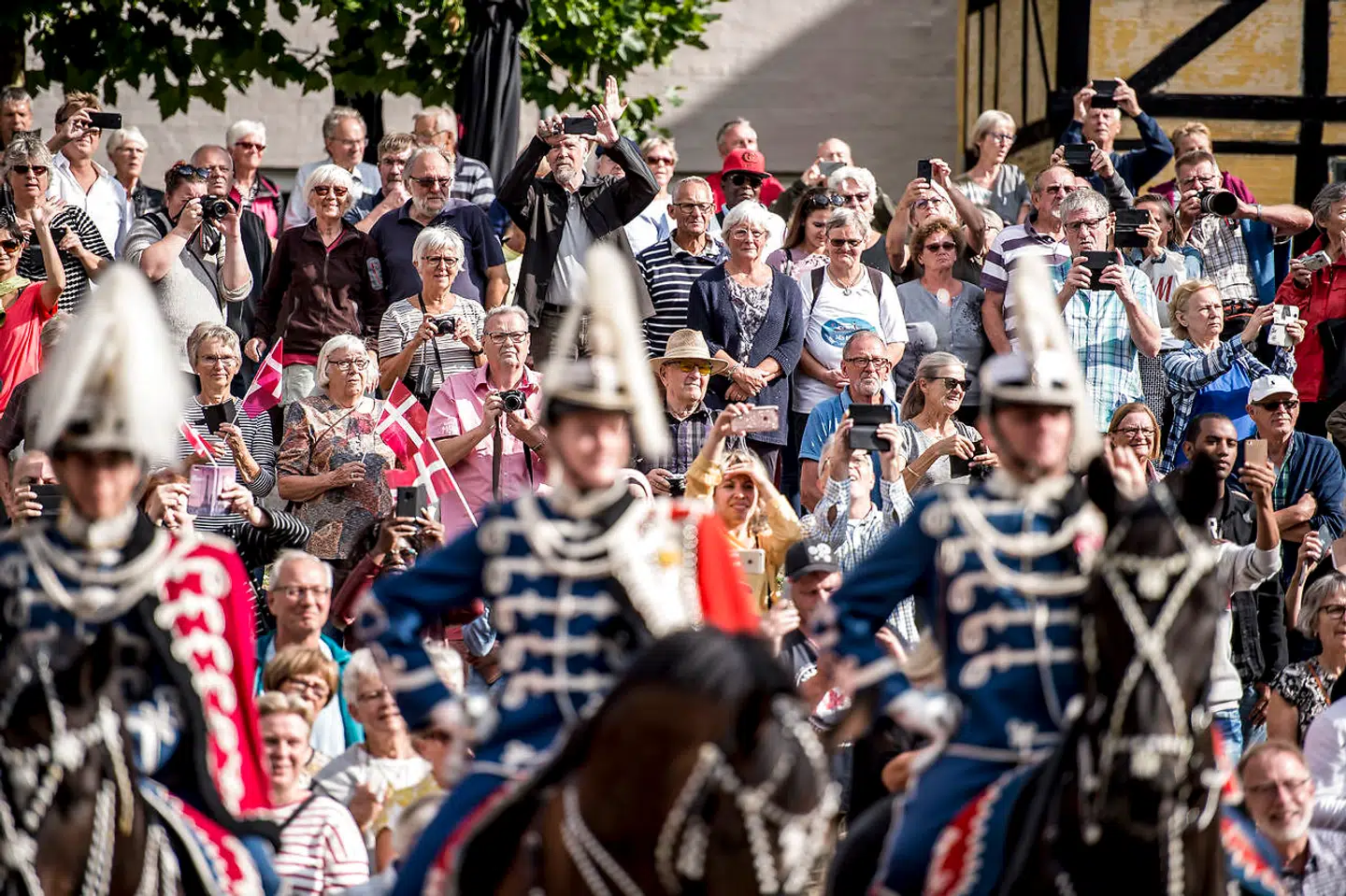 Dronning Margrethe har altid været super populær og vellidt i befolkningen. Her hyldes hun under sommertogtet i 2018.