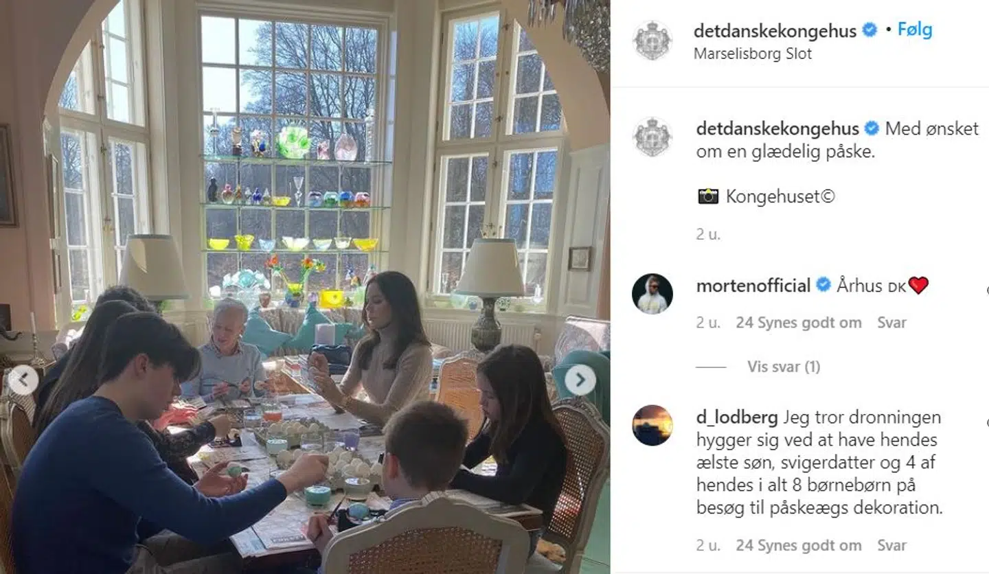 Dronningen maler påskeæg med familien.