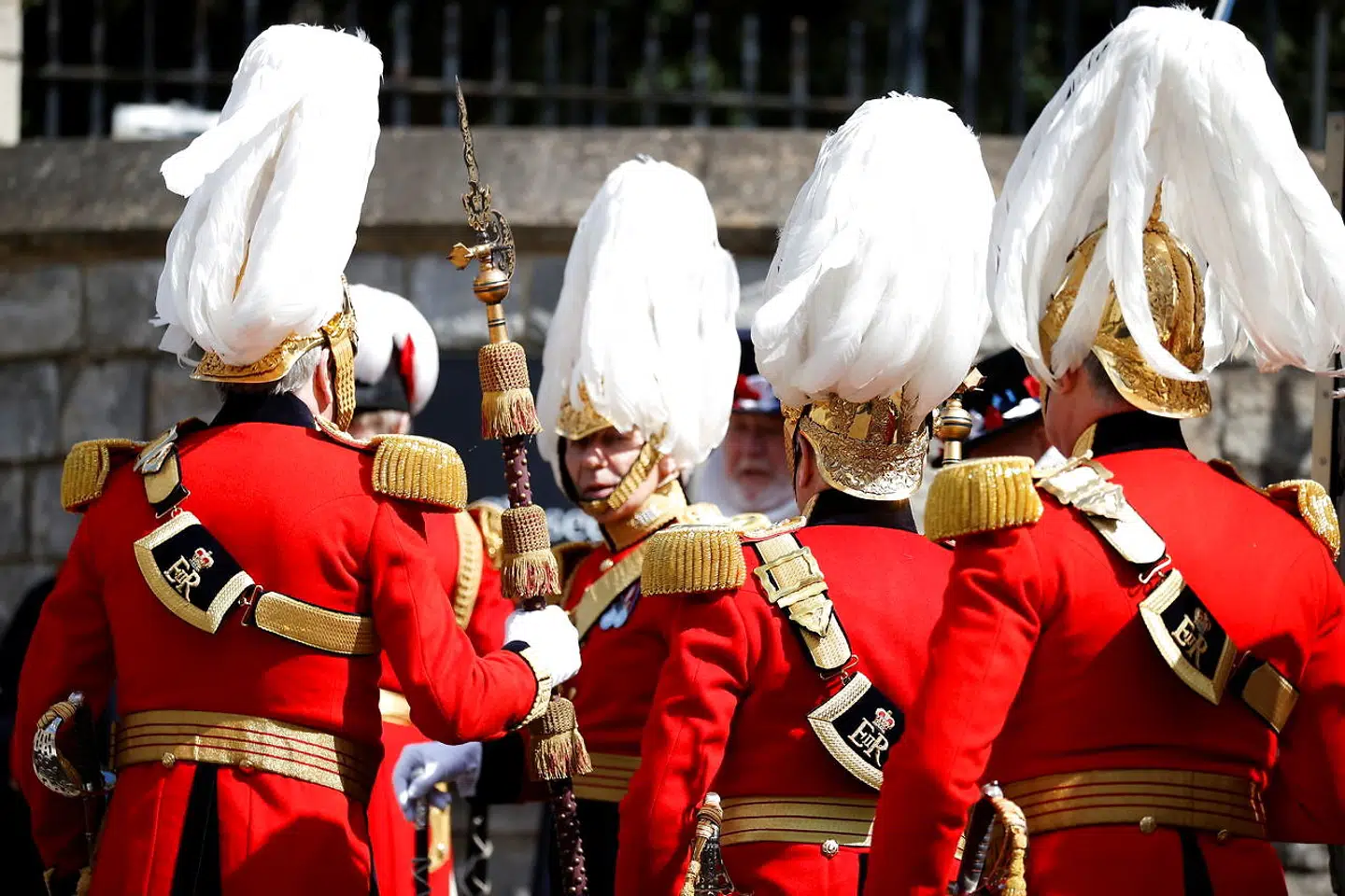 I Storbritanien gør man sig klar til den royale begravelse på lørdag. Her er det soldaterne foran Windsor Castle. Foto REUTERS/Phil Noble.