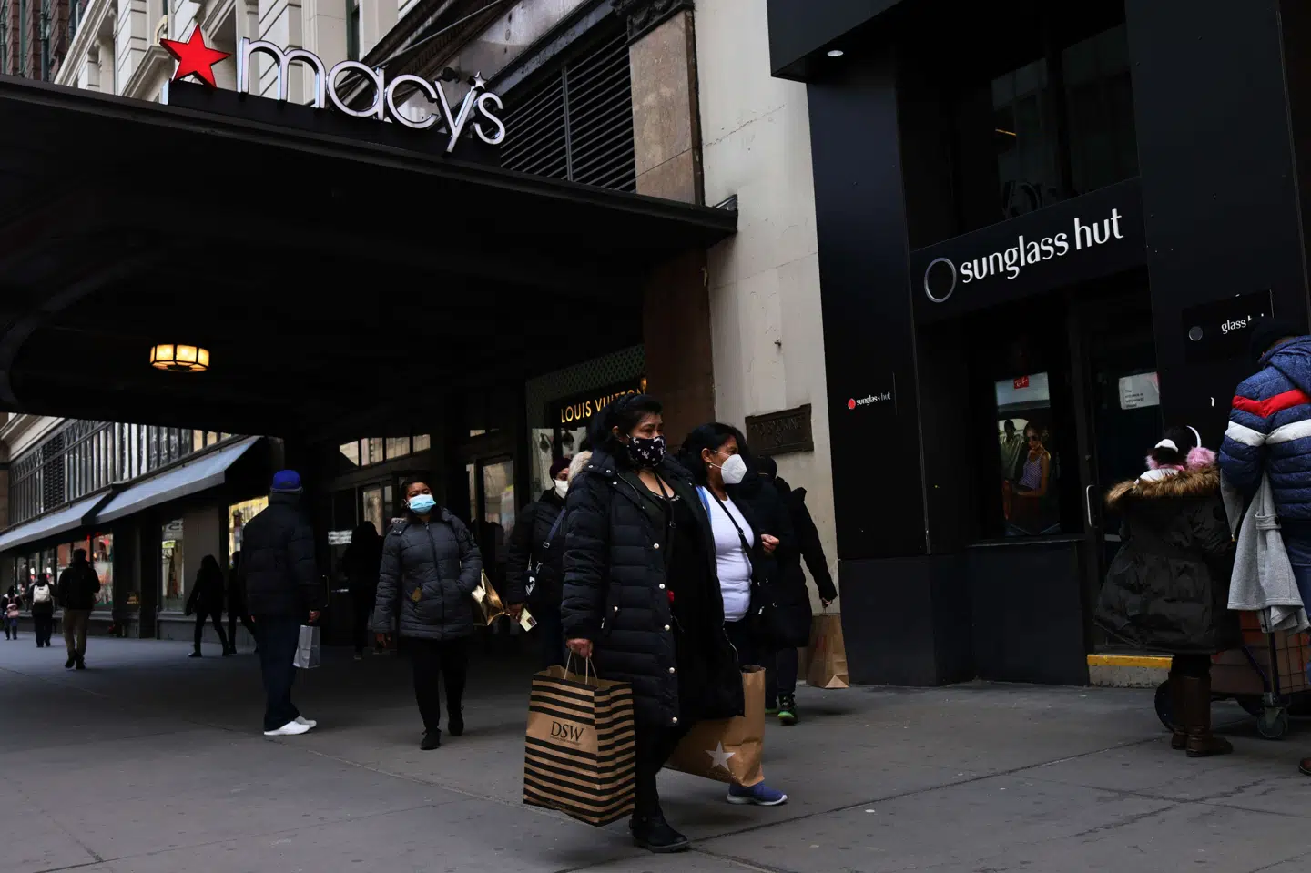 En kontakt udbetaling som led i en stor hjælpepakke har bidraget positivt til detailsalget og arbejdsmarkedet i USA i marts. (Arkivfoto) Michael M. Santiago/Ritzau Scanpix