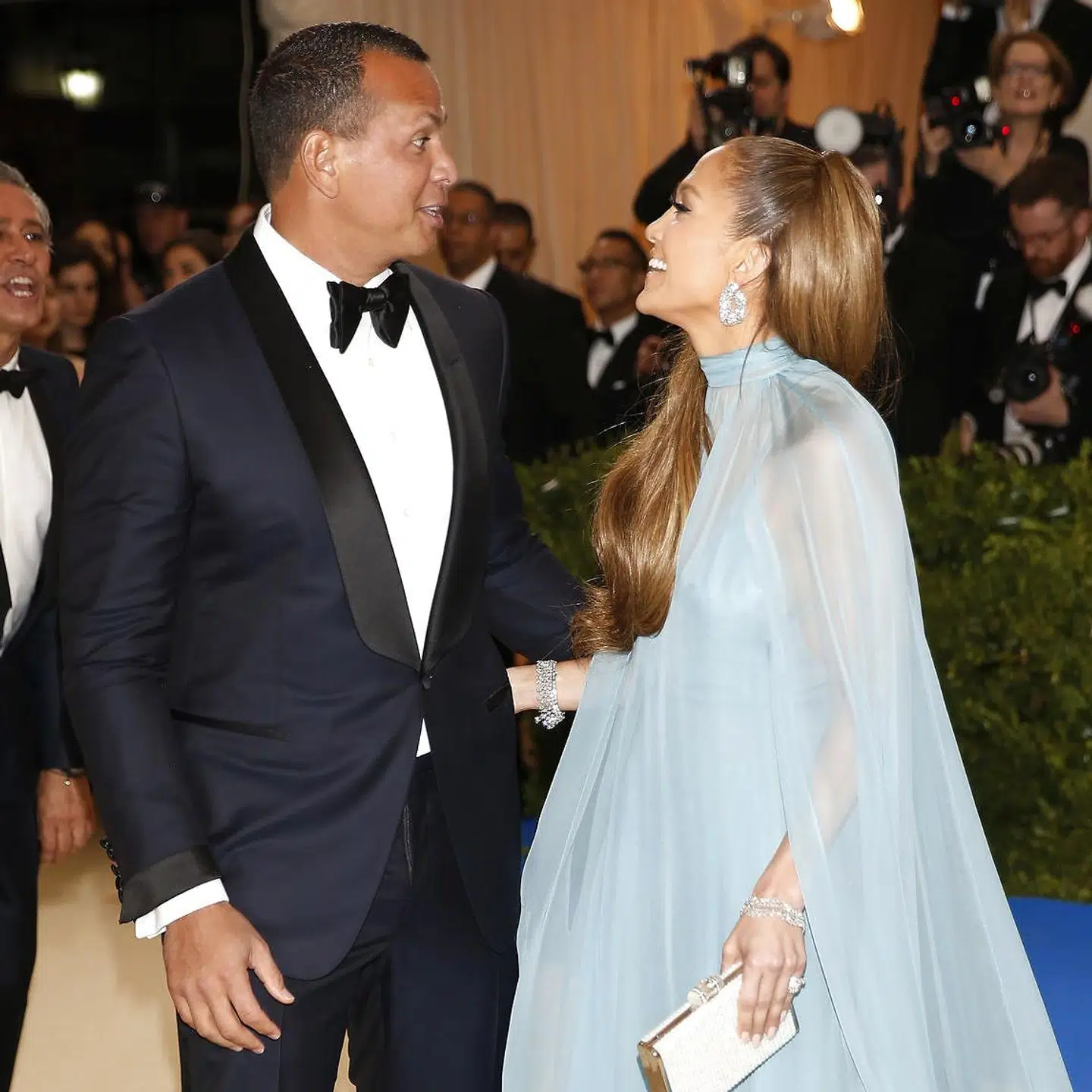 Jennifer Lopez og Alex Rodriguez på den røde løber ved Met Galla i 2017. Det var første gang, de stillede sig frem sammen offentligt.