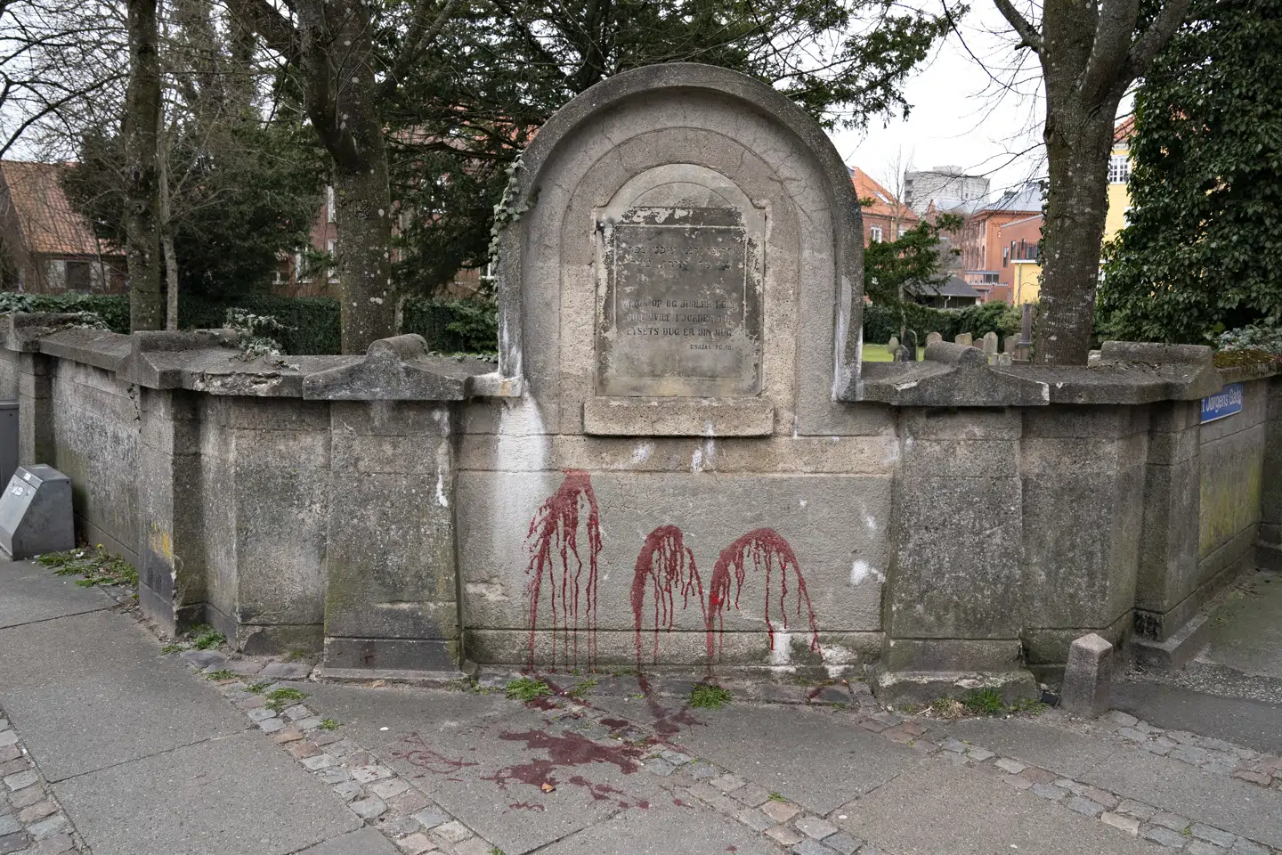 Hærværket mod den jødiske kirkegård i Sankt Jørgens Gade i Aalborg 4. april bestod blandt andet i, at der var smidt rødt maling. Henning Bagger/Ritzau Scanpix